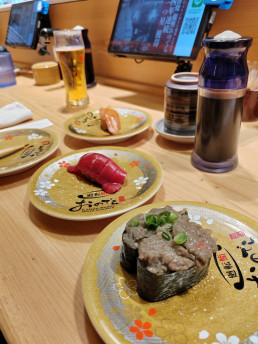 Kaiten Sushi Ginza Onodera, en la zona de Omotesando, es un buen ejemplo. Para empezar, estamos hablando de un restaurante extremadame