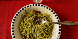 Spaguetti al pesto con queso 