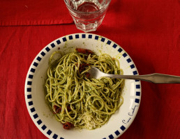 Spaguetti al pesto con queso 