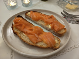 mi salmón ahumado de Nochebuena con Champan Sardinas en lata