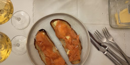 mi salmón ahumado de Nochebuena con Champan Sardinas en lata