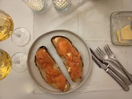 mi salmón ahumado de Nochebuena con Champan Sardinas en lata